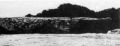大きな岩船のモノクロ写真