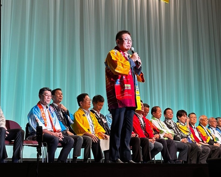 関西かごしまファンデイの舞台であいさつをする西平市長の写真