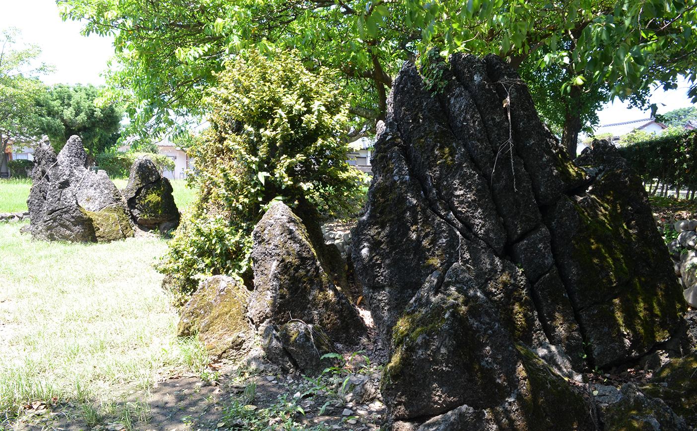 公園内で立ち並ぶ黒神岩の写真