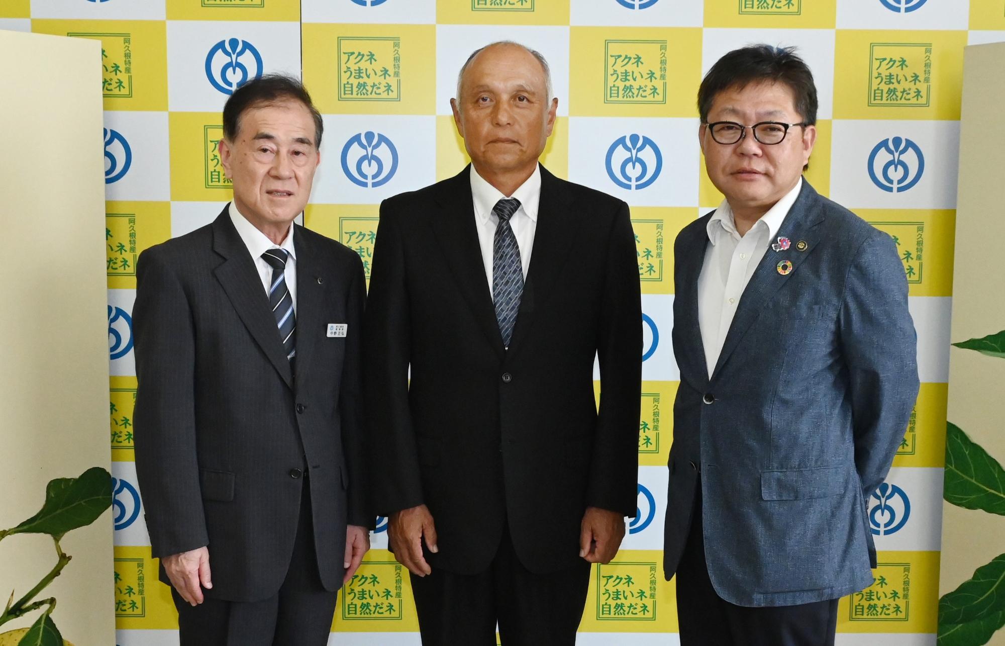 市教育委員会委員に任命された上池浩策さんと西平市長と中野教育長