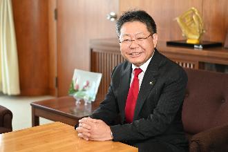 市長の部屋の西平市長の写真