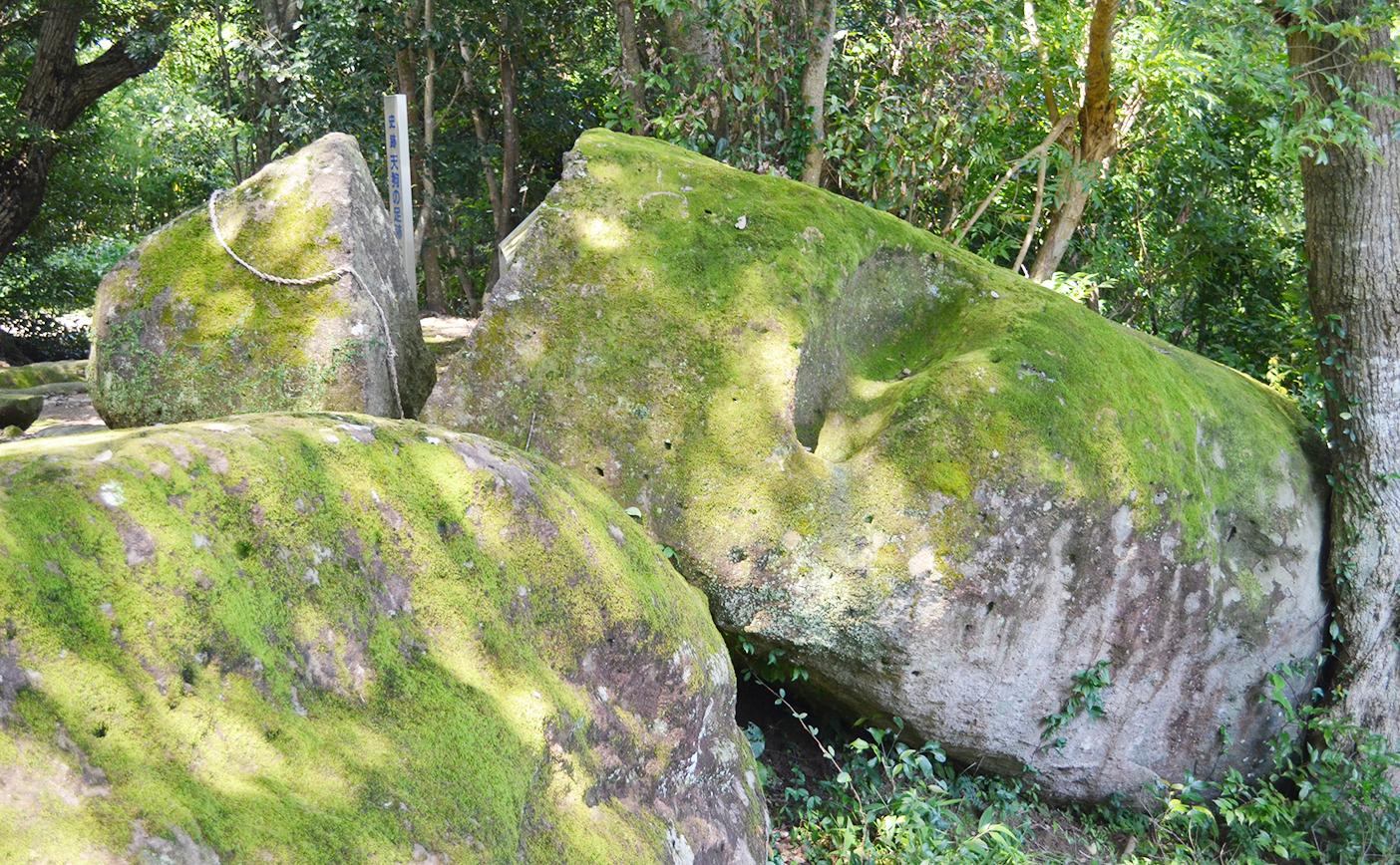 大きな石にくぼむ足形の写真
