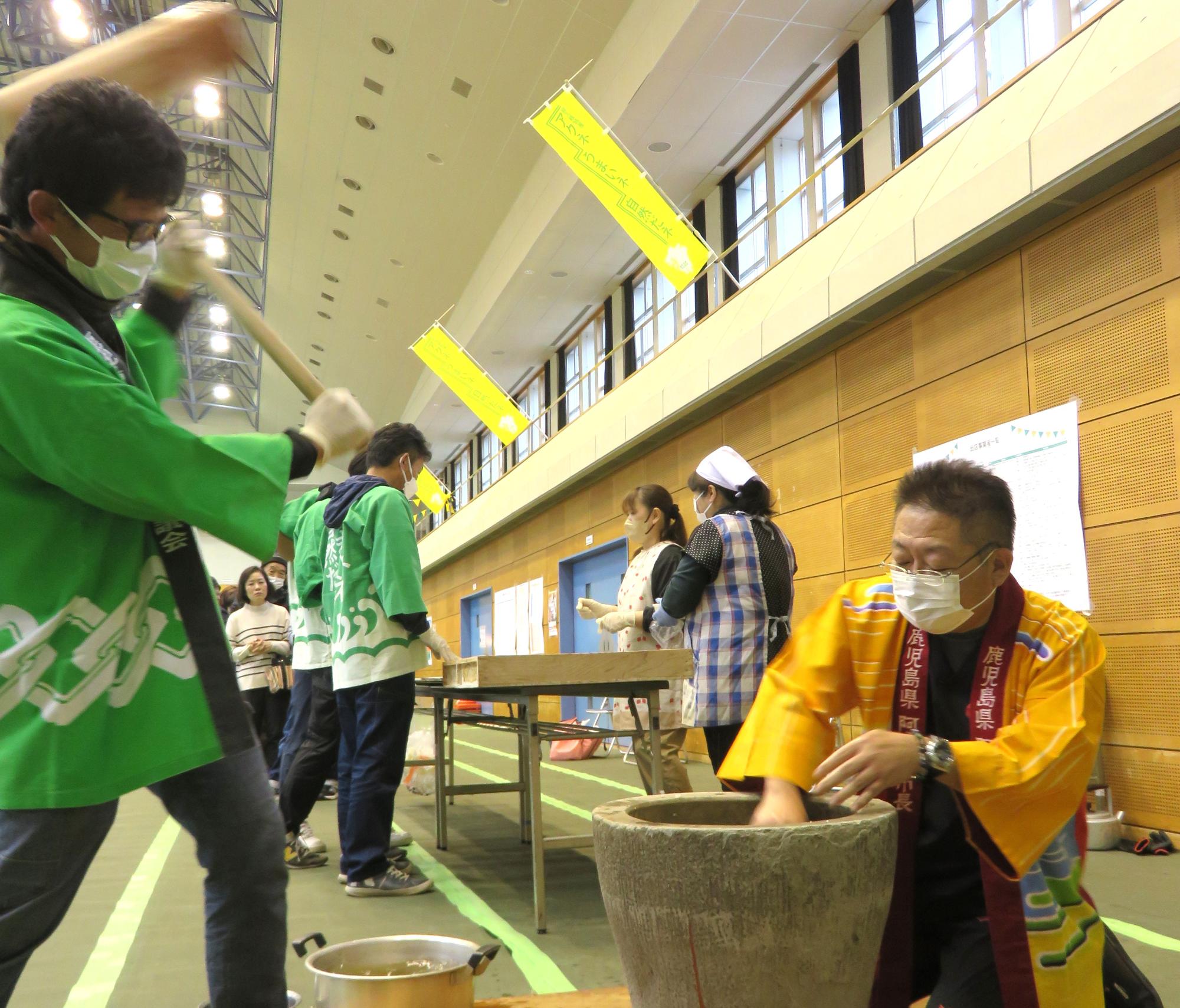 餅をこねる西平市長