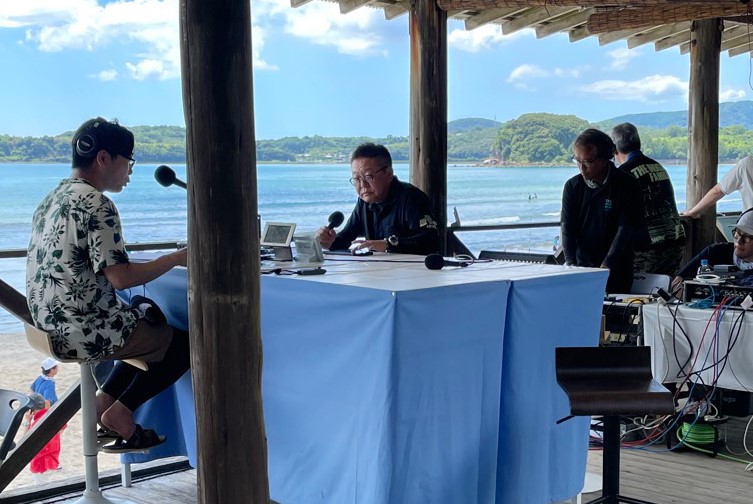 「シーサイドステーション in 阿久根」公開生放送に出演している西平市長