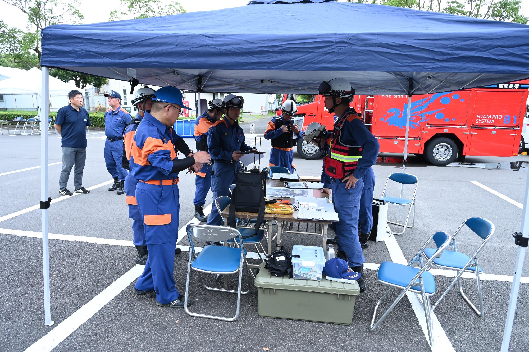 総合運動公園で火災想定訓練をする西平市長