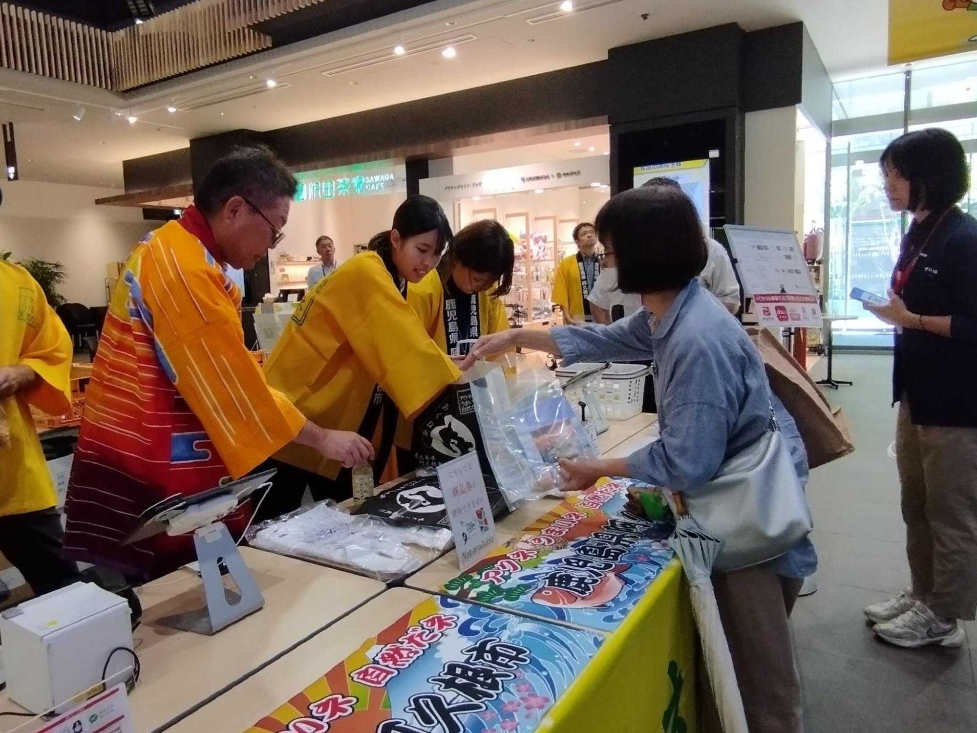よかど鹿児島でトップセールスに立つ西平市長と商工観光課の職員の写真