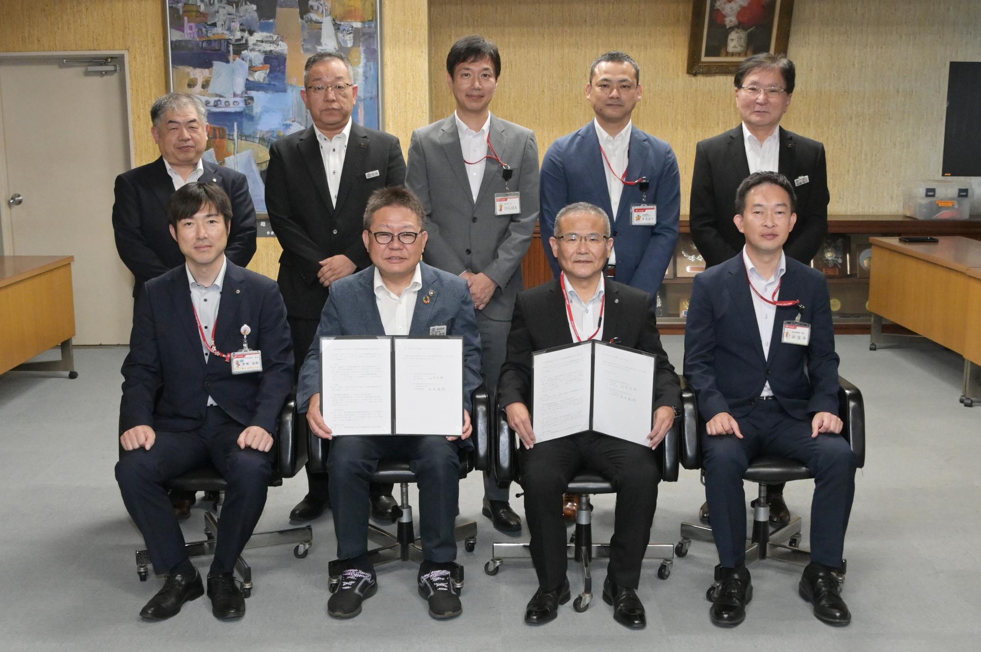 西平市長、松崎副市長、総務課長、こども保健課長と日本郵便株式会社5人の集合写真