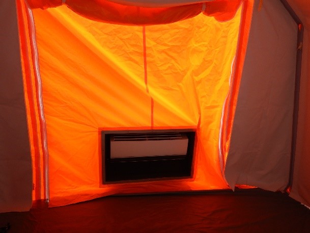 エアコン（テント内側より）の写真