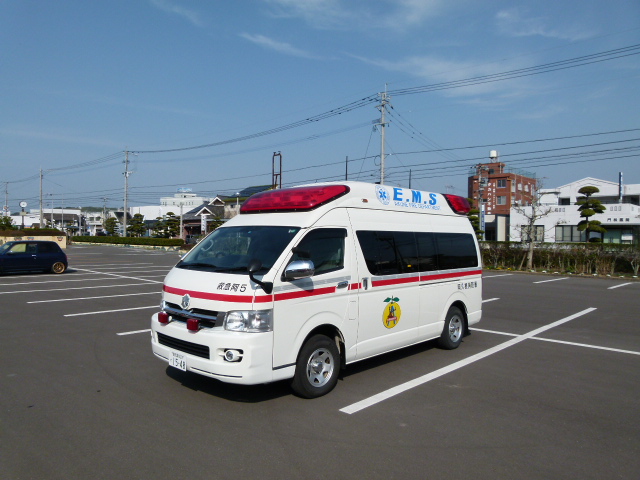 白塗りに一本の赤い横線がある高規格救急自動車（救急3号）の写真