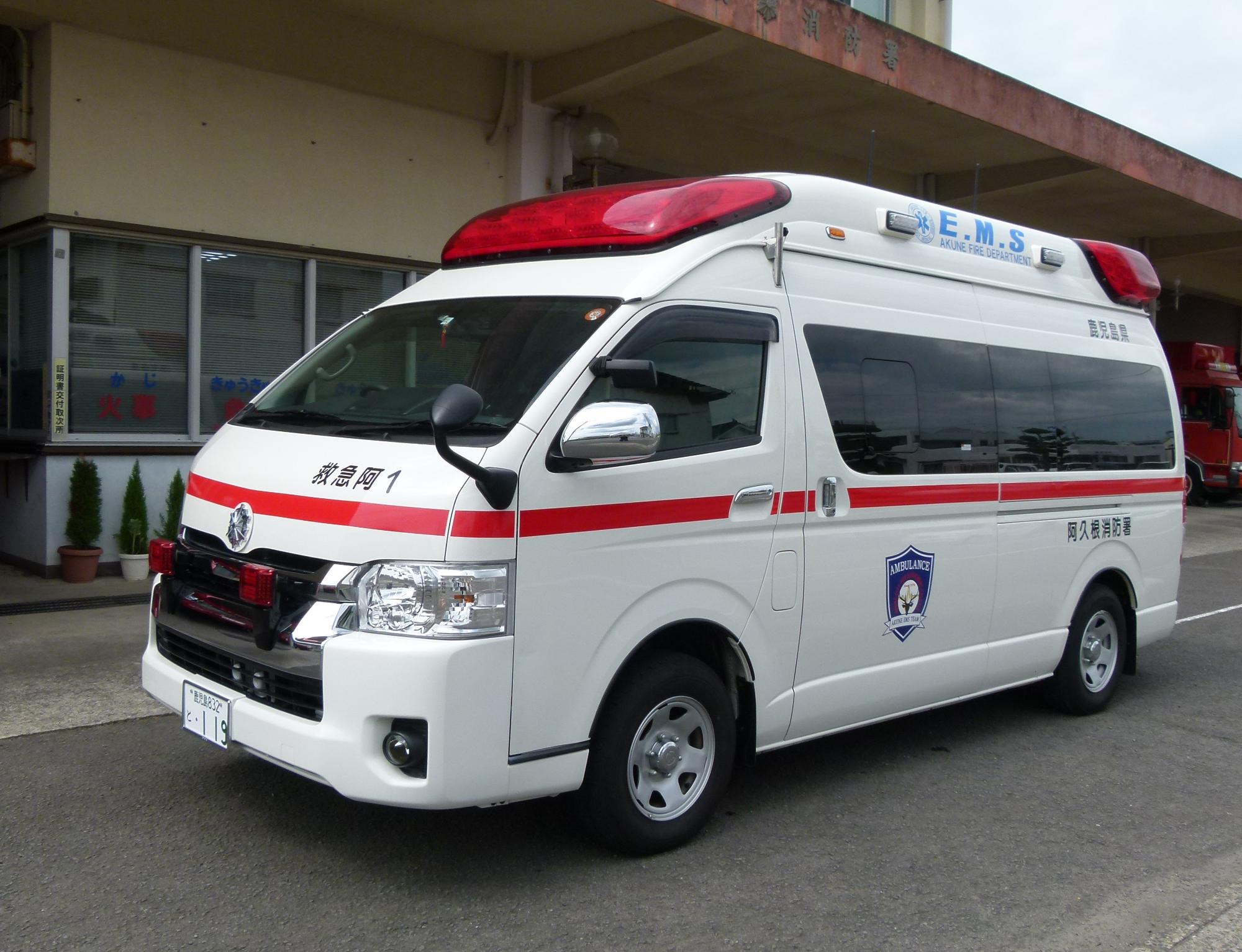 白塗りに一本の赤い横線がある高規格救急自動車（救急1号）の写真